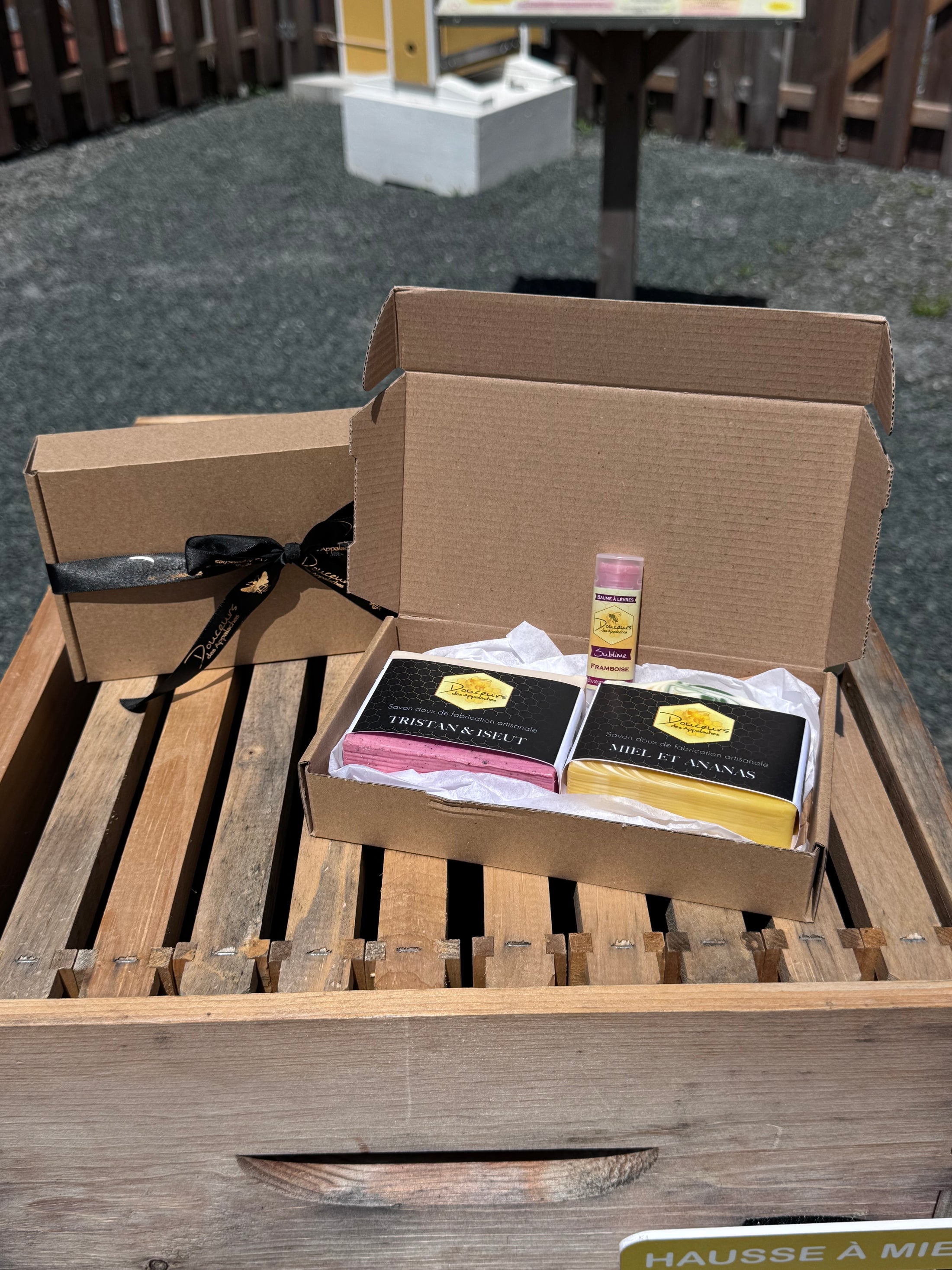 Emballage cadeau - Deux savons et un baume à lèvres
